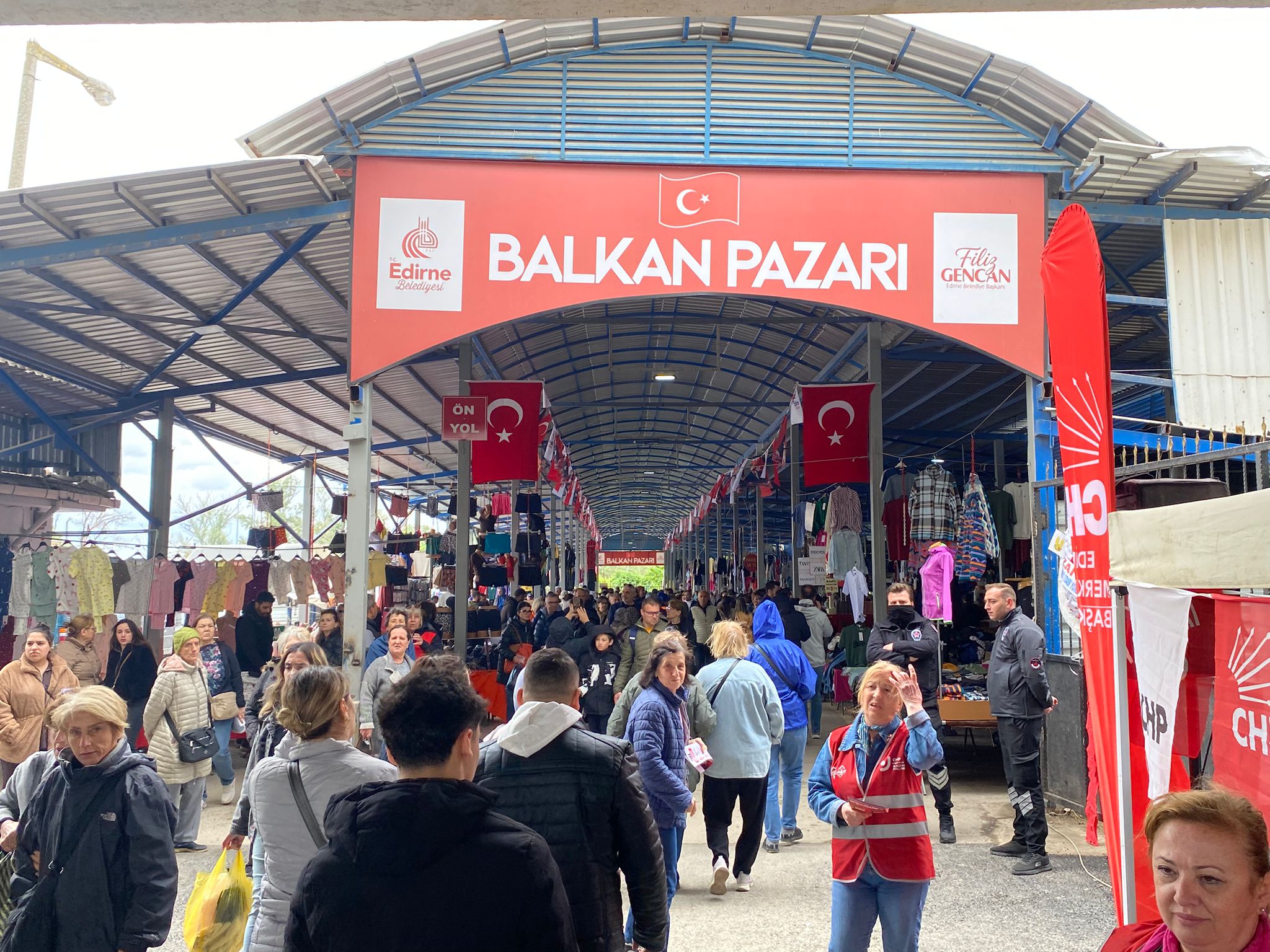 Edirne’nin ticaret hayatında ve turizm potansiyelinde kritik bir rol oynayan, özellikle komşu ülkeler Yunanistan ve Bulgaristan’dan gelen turistlerin vazgeçilmez durağı olan pazar alanı, kapılarını yeniden açtı.